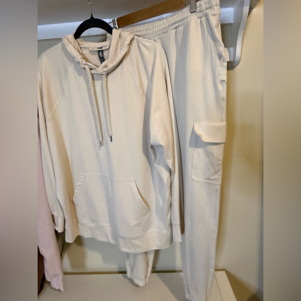 2pc✨Vuori Halo Hoodie & Boyfriend Cargo Jogger Medium LIKE NEW Soft! Retail $218 - Picture 2 of 15